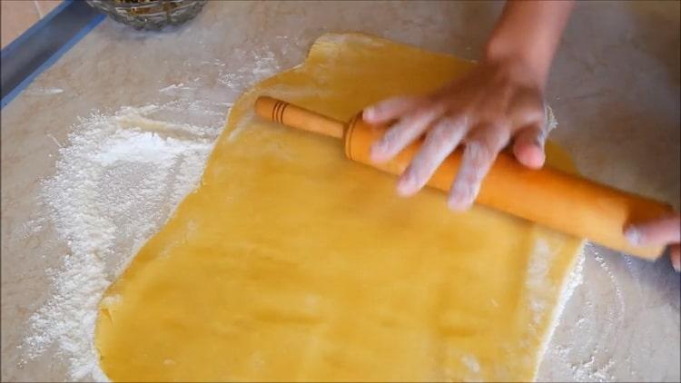 Da biste napravili kolačiće na žumanjcima, razvaljajte tijesto