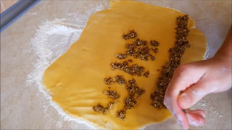 Para preparar galletas en las yemas, ponga el relleno sobre la masa.
