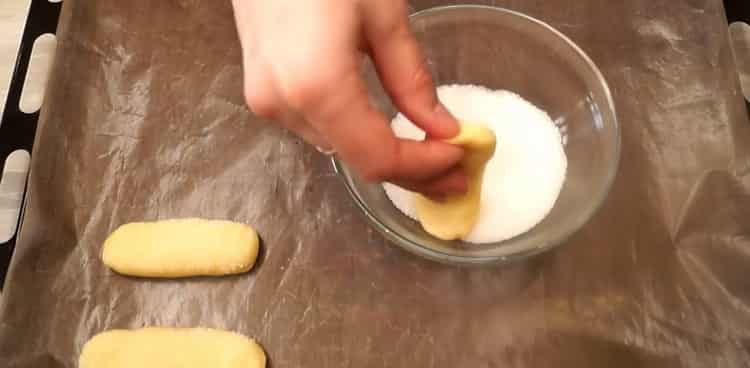 Para preparar galletas en kéfir, espolvoree la masa con azúcar.