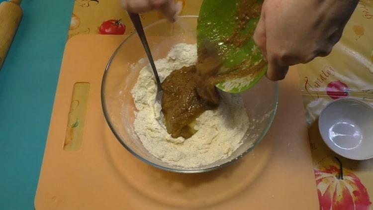 Pour faire des biscuits sur la margarine, pétrir la pâte