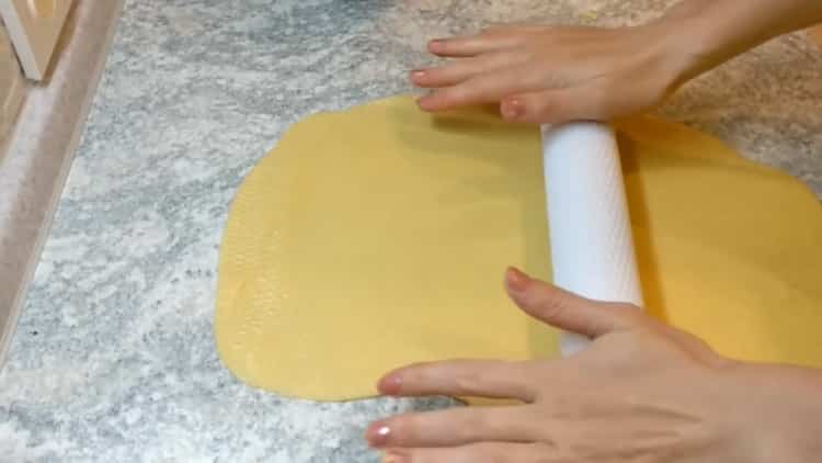Da biste napravili kolačiće u biljnom ulju, razvaljajte tijesto