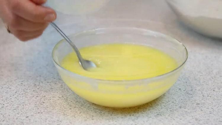 Da biste napravili kolačiće na kondenziranom mlijeku, rastopite maslac