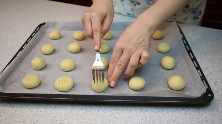 To make cookies on a condensed milk, preheat the oven