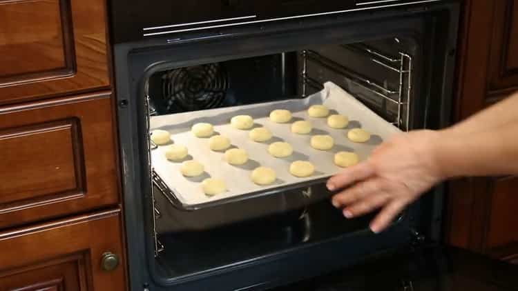 Da biste pripremili kolačiće na kondenziranom mlijeku, pripremite lim za pečenje