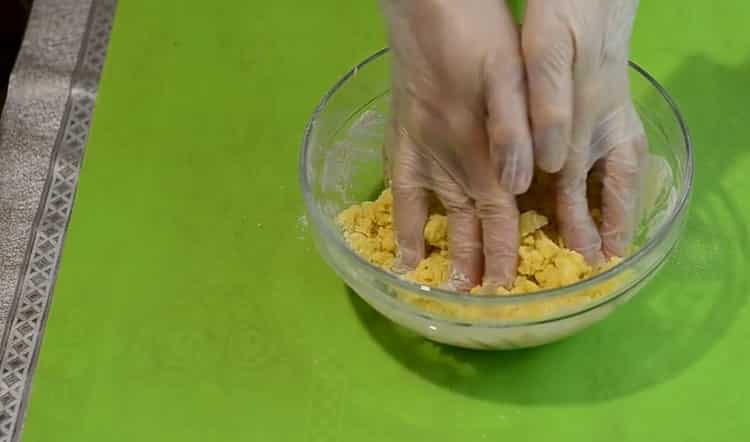 Pour faire des biscuits dans une casserole, pétrir la pâte.