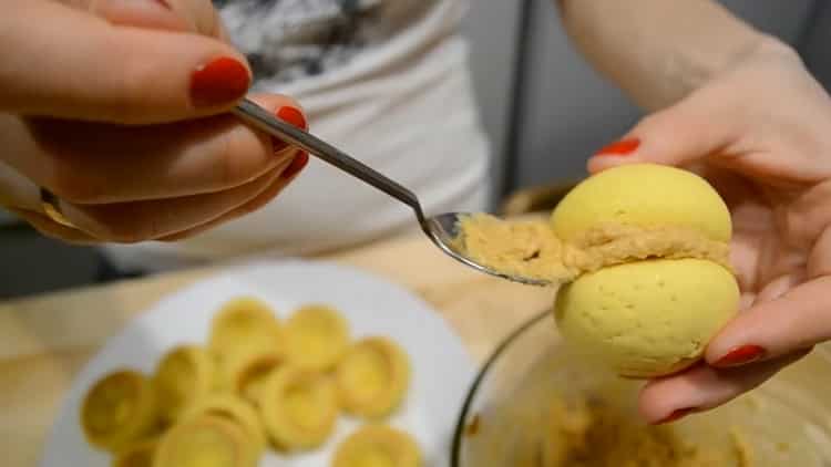 Pour faire des biscuits pêches, combinez les moitiés des pâtisseries