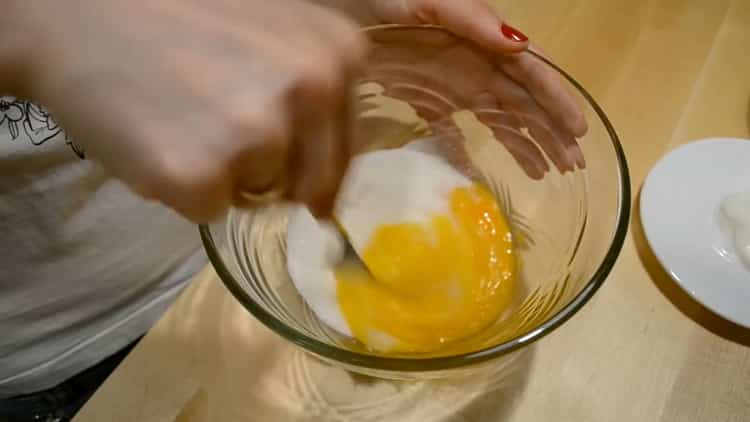 Para hacer duraznos, bata los huevos