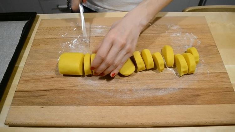 To make peaches, cut the dough