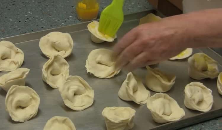 Para los besos de galletas engrase la masa con un huevo