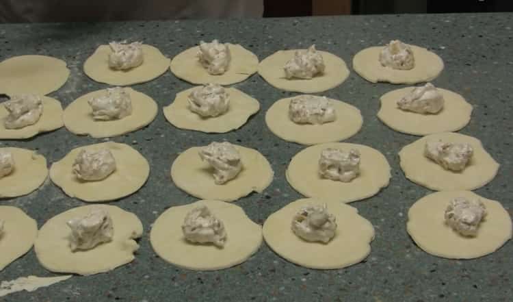 Pour les cookies bisous mettre la farce sur la pâte