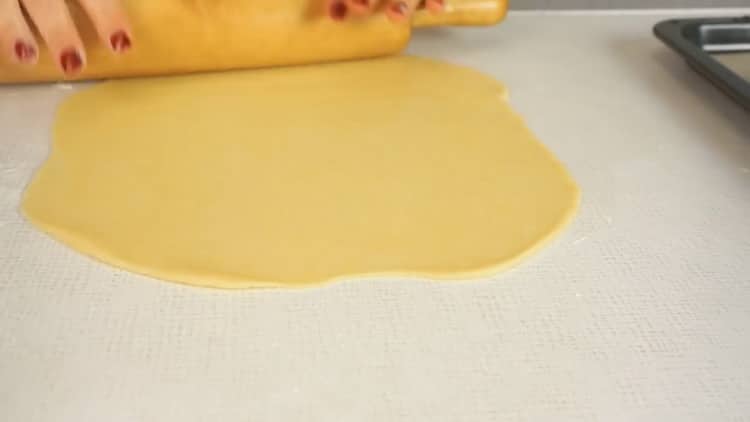 Razvaljajte tijesto da napravite bagele