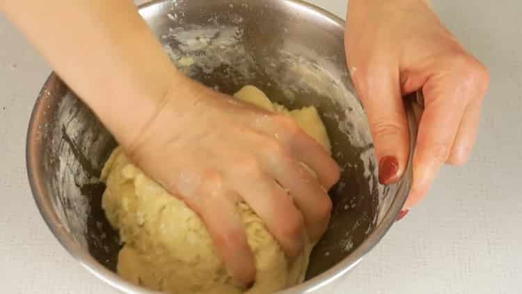 Pétrir la pâte pour faire des bagels