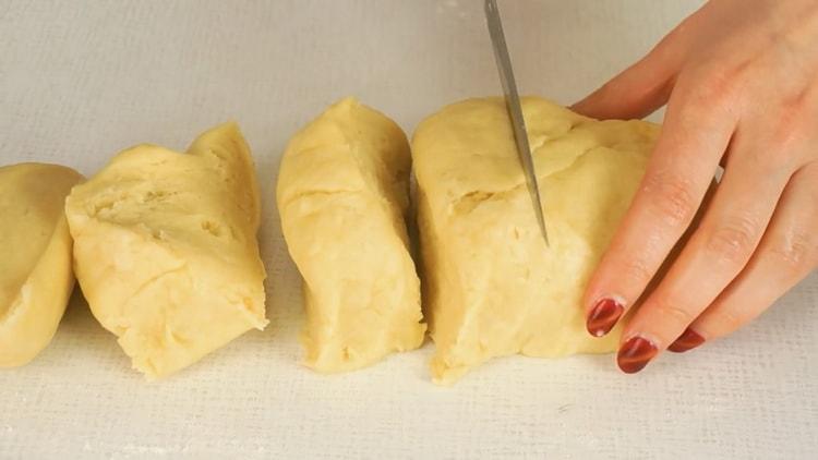 Da biste napravili bagele, izrežite tijesto