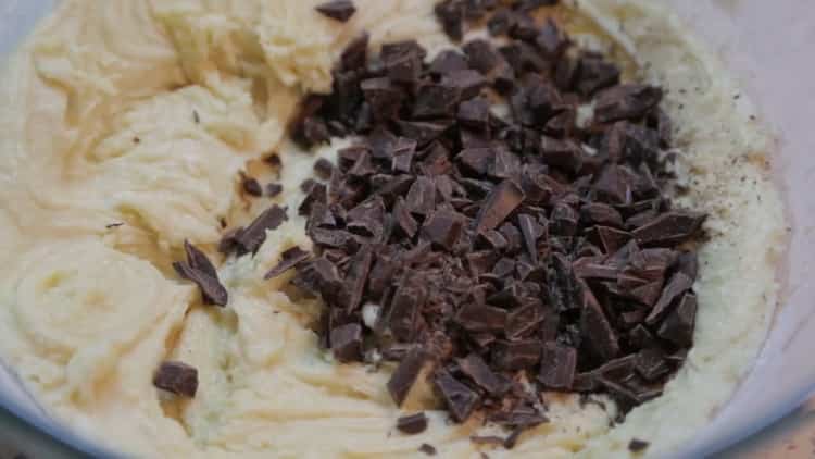 Pour faire des biscuits avec des morceaux de chocolat, combinez le chocolat et la pâte.