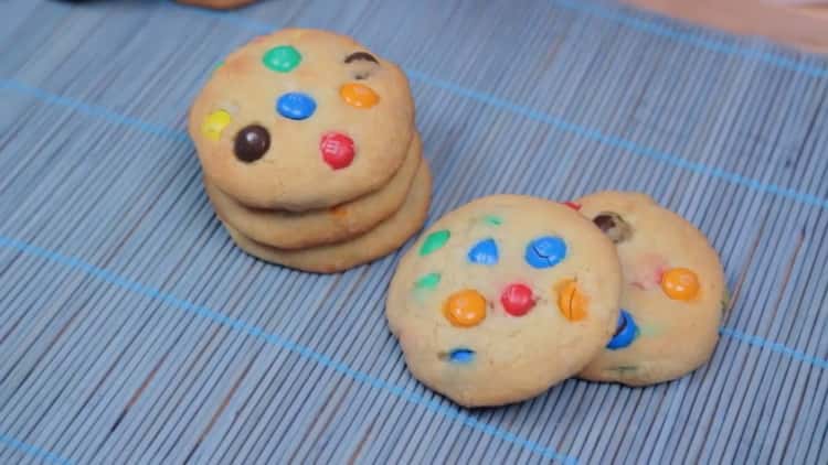 Cookies avec M & M (MMdems) selon une recette étape par étape avec une photo
