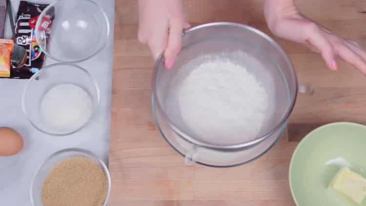 Para hacer galletas con mmdems, tamice la harina