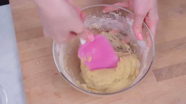 Da biste napravili kolačiće s mmdemima, zamijesite tijesto