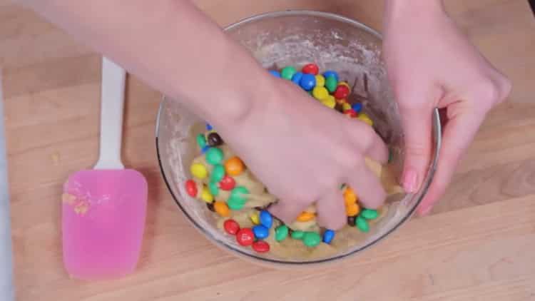 Pour faire des biscuits avec mmdem, mélanger les ingrédients