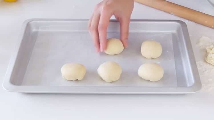 Pour préparer des biscuits fourrés, préparez un formulaire