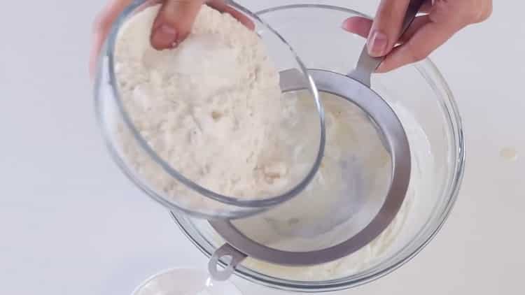 Tamiser la farine pour faire des biscuits fourrés
