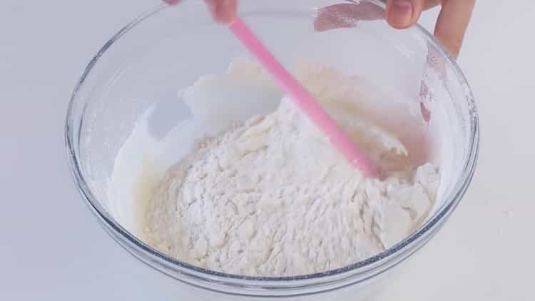 Ajouter la farine pour faire des biscuits avec la garniture.