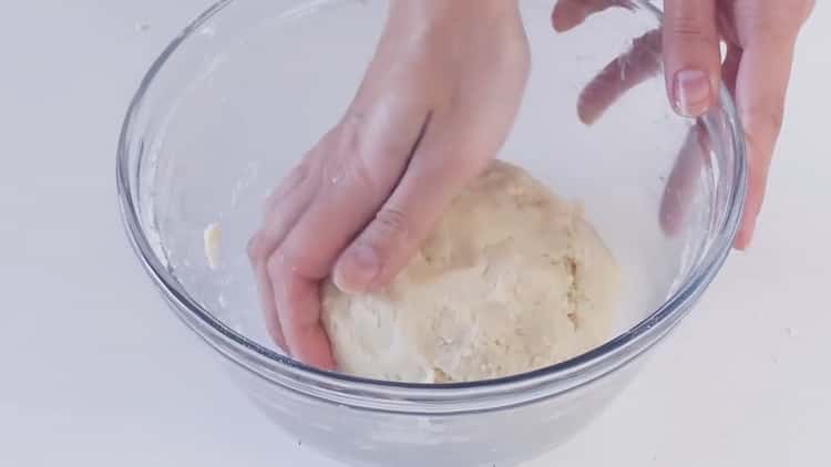 Pétrir la pâte pour faire des biscuits avec la garniture.