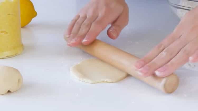 Abaisser la pâte pour faire des biscuits avec la garniture.