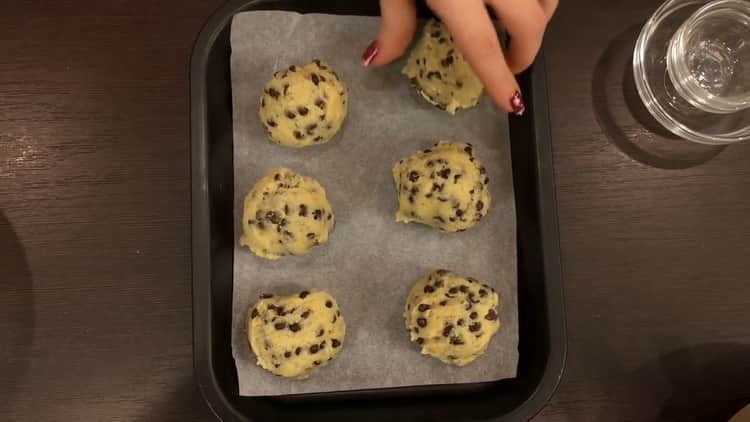 Para hacer galletas con chispas de chocolate, precaliente el horno