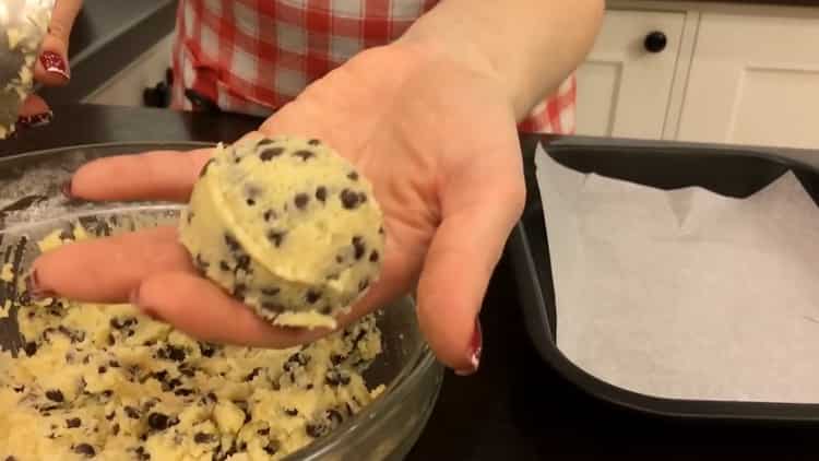 Para hacer galletas con chispas de chocolate, forme una bola