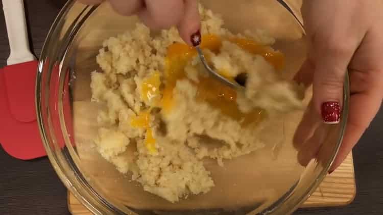 Amasar la masa para hacer galletas de chispas de chocolate