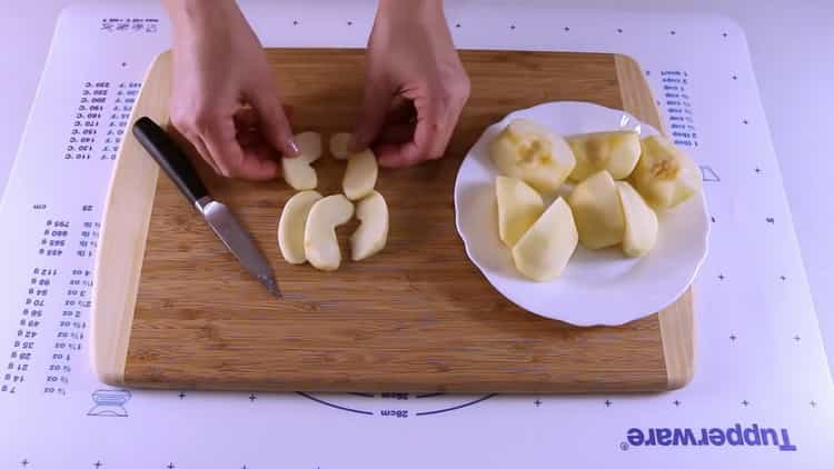 Da biste napravili kolačiće s jabukama, narežite jabuke