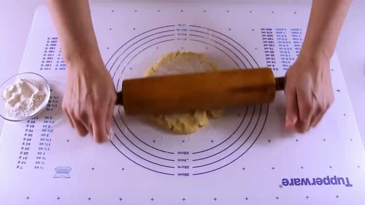 Abaisser la pâte pour faire des biscuits avec des pommes