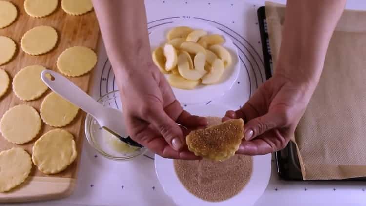 Pour faire des biscuits avec des pommes, saupoudrez les biscuits de poudre