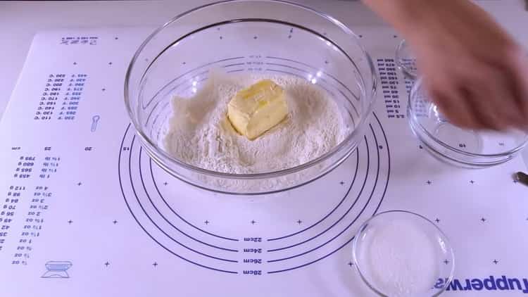 Ajouter du beurre pour faire des biscuits avec des pommes