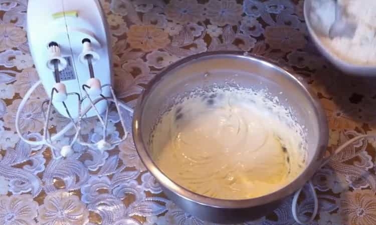 Whip the ingredients to make melted snow cookies.