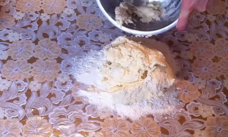 Tamiser la farine pour faire des biscuits fondants