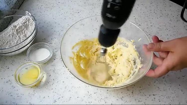 Da biste napravili jubilarne kolačiće, pomiješajte sastojke.