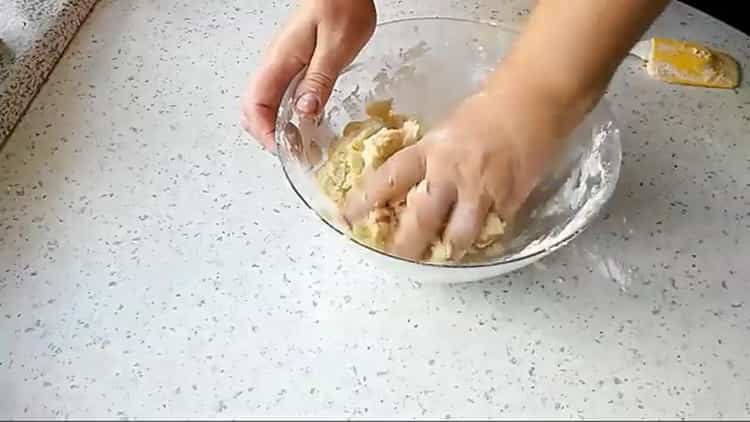 Pour faire des biscuits de jubilé, pétrir la pâte