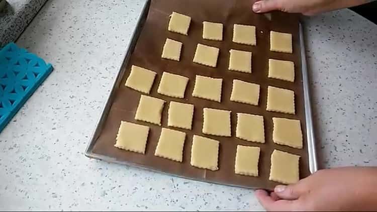 Pour préparer les biscuits d'anniversaire, mettez la pâte sur une plaque à pâtisserie