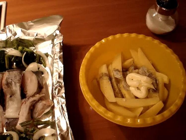 Pour l'aiglefin, mélanger les pommes de terre aux épices