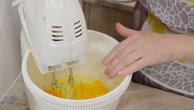 Selon la recette pour faire une tarte à la citrouille, mélanger les ingrédients pour la pâte