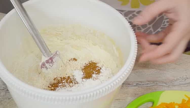 Tamizar la harina en una receta de pastel de calabaza