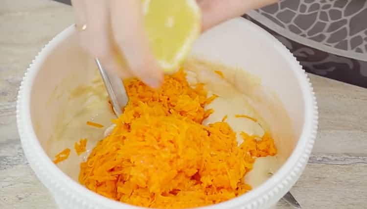 De acuerdo con la receta para hacer pastel de calabaza agregue limón