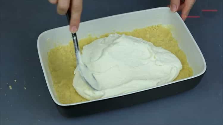 Pour faire une tarte à la chapelure avec du fromage cottage, mettez la garniture sur la pâte