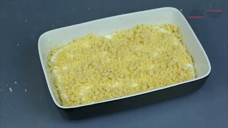 Pour faire une tarte à la chapelure avec du fromage cottage, préchauffez le four