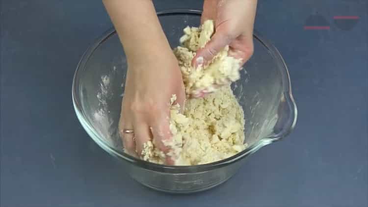 Da biste napravili pitu od mrvice sa sirom, pripremite tijesto