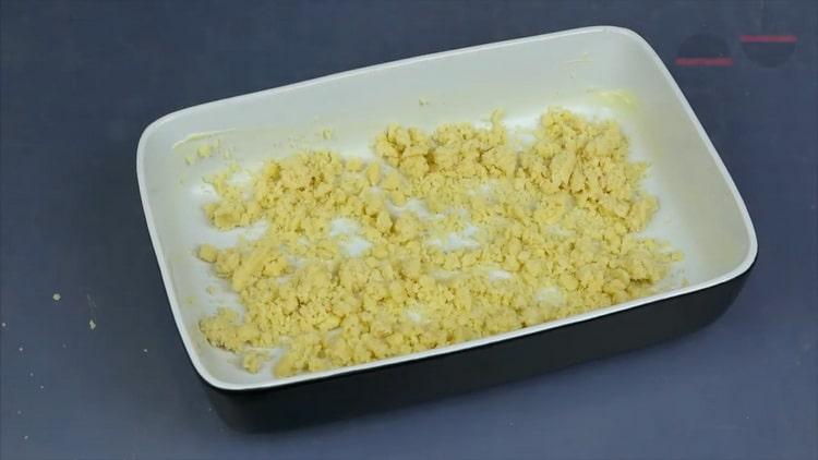 Pour préparer une tarte à la chapelure avec du fromage cottage, mettez la pâte dans un moule