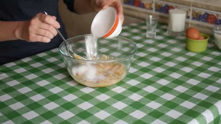 Para hacer pastel de kéfir con mermelada, mezcle los ingredientes para la masa