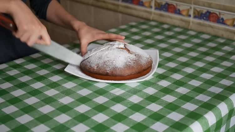 La tarte au kéfir avec confiture est prête