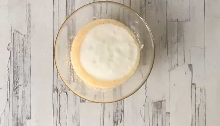 Da biste napravili kefir tortu s sirom, pomiješajte sastojke za izradu tijesta